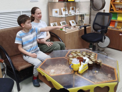 Продолжаем экскурсии в удивительный мир пчел